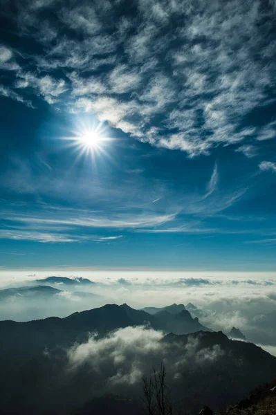 Paisagem Vertical Montanhas Nuvens Sol Céu — Fotografia de Stock