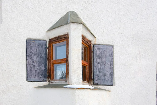Typisches Engadiner Fenster Den Schweizer Alpen — Stockfoto