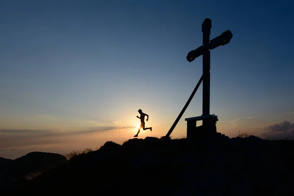 Silueta Del Hombre Corriendo Atardecer Cima Una Montaña Con Cruz —  Fotos de Stock