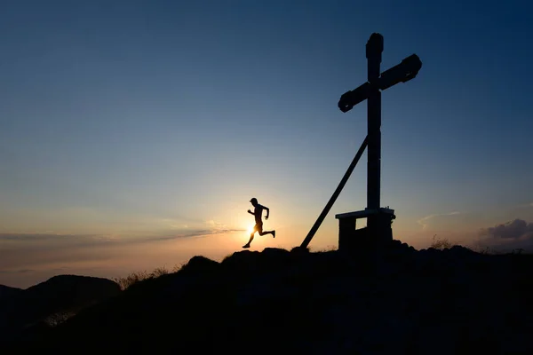 Silhouette Dell Uomo Che Corre Tramonto Sulla Cima Una Montagna — Foto Stock