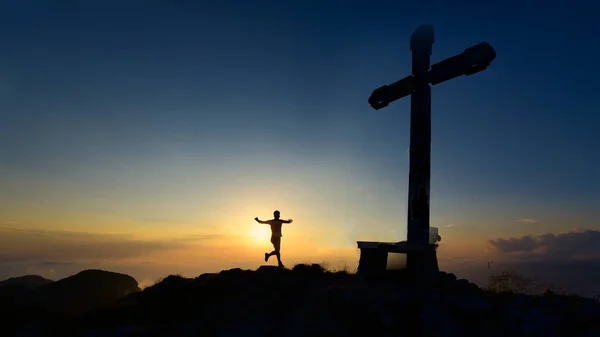 Corridore Montagna Arriva Cima Dove Una Croce Tramonto — Foto Stock