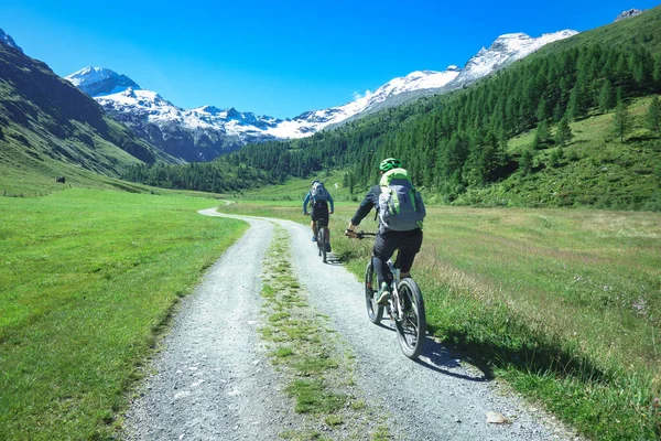 Couple Amis Cyclistes Vtt Montagne Dans Paysage Magnifique Sur Les — Photo