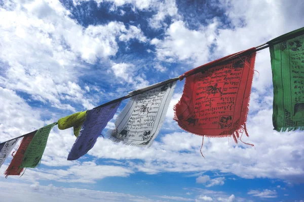 Bulutlu Mavi Gökyüzünde Tibet Bayrakları — Stok fotoğraf
