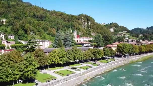 Überfahrt Mit Der Drohne Auf Dem Fluss Brembo San Pellegrino — Stockvideo