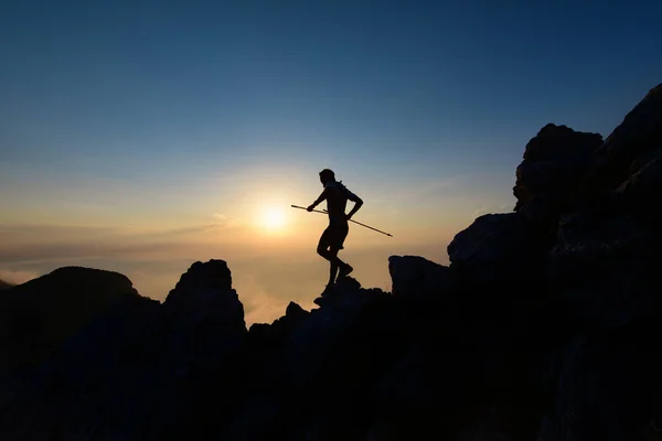 Gün Batımında Kayaların Arasında Siluet Içinde Gökyüzü Koşucusu — Stok fotoğraf