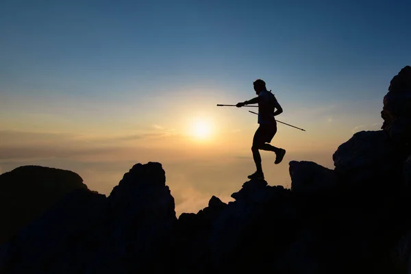 Atleta Skyrunner Silhueta Nas Rochas Downhill — Fotografia de Stock