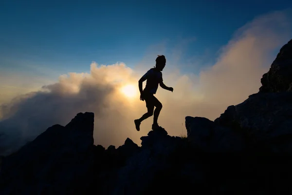 Silhouet Van Mens Rotsachtige Bergkam Berg Die Bergopwaarts Loopt — Stockfoto