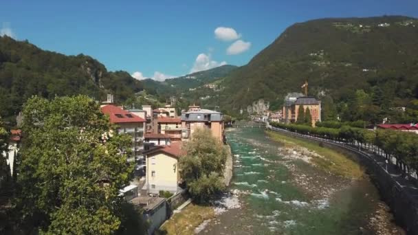 San Pellegrino Terme Die Drohne Startet Fluss Brembo Und Steigt — Stockvideo