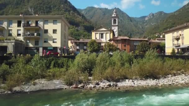 サンペレグリノ テルメ教区教会は ブレンボ川から始まるドローンによって撮影 — ストック動画