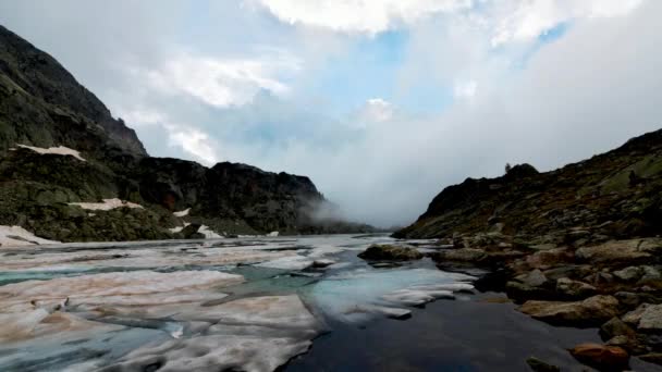 Zeitraffer Von Nebel Einem Bergsee Einem Frühlingsabend — Stockvideo
