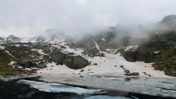 Upływ Zimnej Mgły Alpejskim Jeziorze — Wideo stockowe