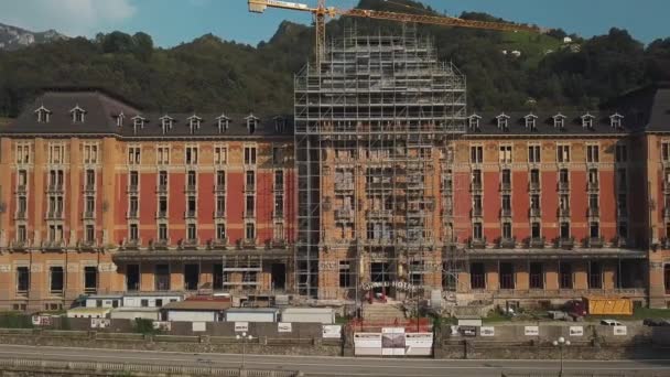 Grand Hotel San Pellegrino Terme Con Barche Dei Lavori Recupero — Video Stock