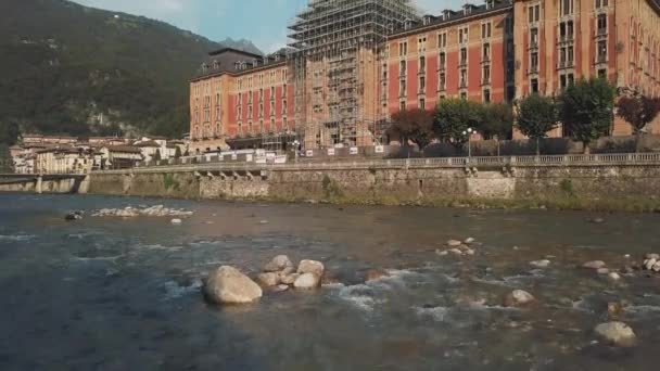 Das Grand Hotel Von San Pellegrino Terme Mit Den Booten — Stockvideo