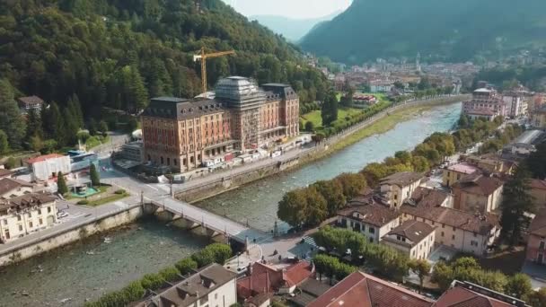 San Pellegrino Terme与Grand酒店正在从Drone收回 — 图库视频影像