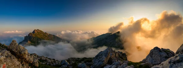 Panoráma Hegyek Vörös Színű Felhők Lenyugvó Nap — Stock Fotó