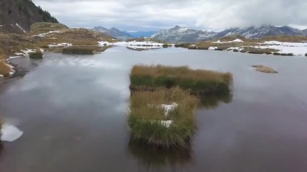 Piccolo Lago Alpino Passaggio Appena Sopra Acqua Con Piccole Isole — Video Stock