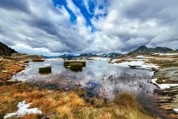 Principios Otoño Pequeño Lago Los Alpes Italianos — Foto de Stock