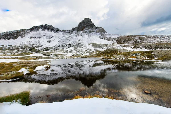Idyllisch Bergmeer Met Reflectie Van Top Met Eerste Herfstsneeuw — Stockfoto