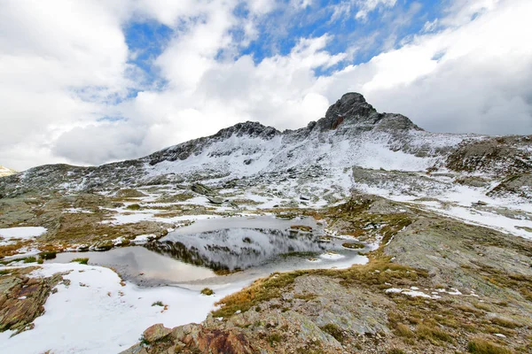 Berglandschap Vroege Herfst Met Eerste Sneeuw Buurt Van Een Kleine — Stockfoto