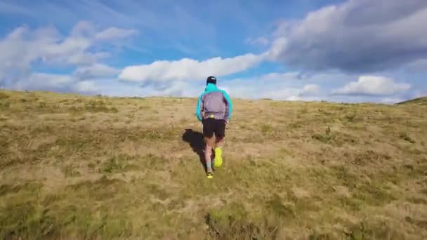 Człowiek Biegnie Pod Górę Łące Wtedy Pojawia Się Krajobraz Mopntagne — Wideo stockowe