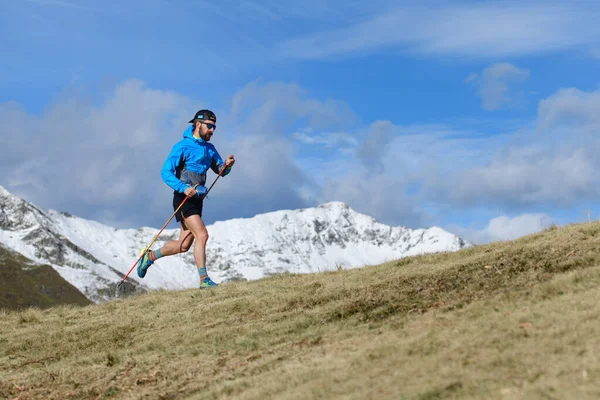 Hombre Entrena Para Sendero Ultrarrápido Prado Montañoso Otoño Con Primera — Foto de Stock