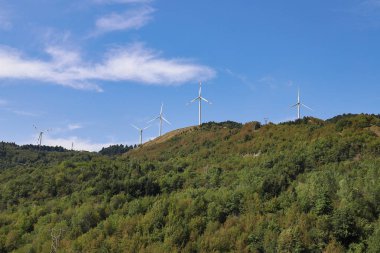 Rüzgar türbinleri rüzgar istismar temiz elektrik üretimi için.