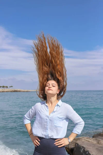 Ritratto Una Giovane Ragazza Con Capelli Vento Riva Mare — Stock fotografie