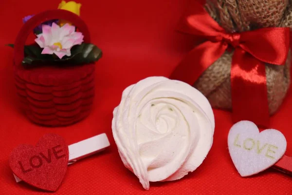 Bianco Rosa Sfondo Rosso Con Cestini Fiori San Valentino Regalo — Foto Stock