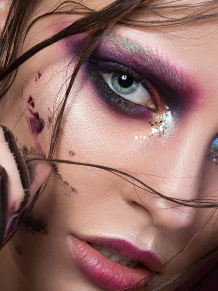 Jong meisje met creatieve fashion make-up — Stockfoto