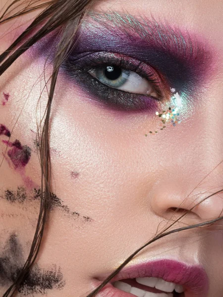Jong meisje met creatieve fashion make-up — Stockfoto