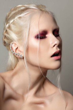 Genç güzel kadın moda makyaj