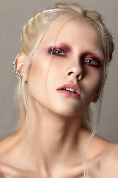 Mooie jongedame met mode make-up — Stockfoto