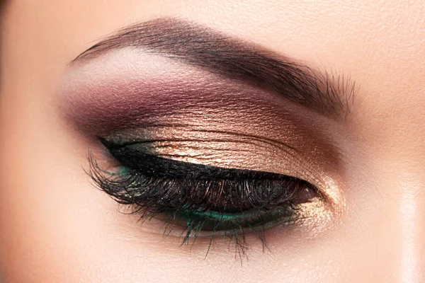 Closeup of beautiful woman eye with fashion makeup — Stock Photo, Image