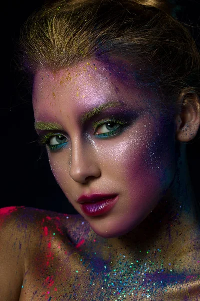 Junge Frau mit moderner Mode Make-up — Stockfoto