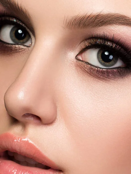 Yapmak akşam ile genç güzel kadın