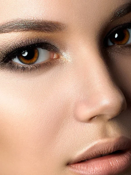 Altın makyaj ile genç kadın Güzellik Portresi