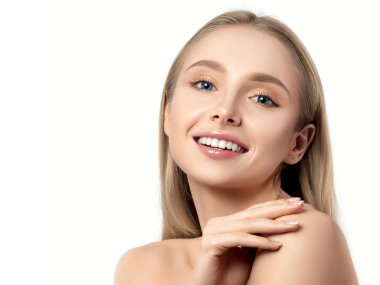 Omzunu dokunmadan genç güzel kadın