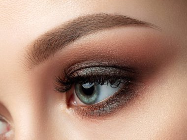 Güzel kadın göz moda makyaj ile closeup