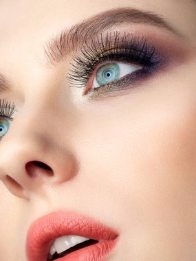 moda ile güzel bir kadın portresi makyaj