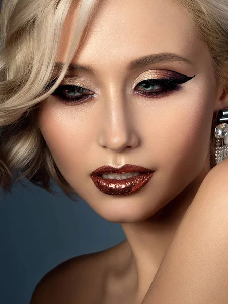 Porträt einer schönen Frau mit modischem Make-up — Stockfoto