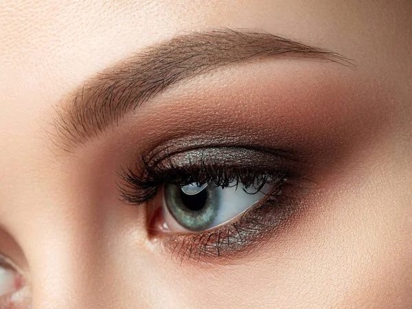 Closeup of beautiful woman eye with fashion makeup — Stock Photo, Image