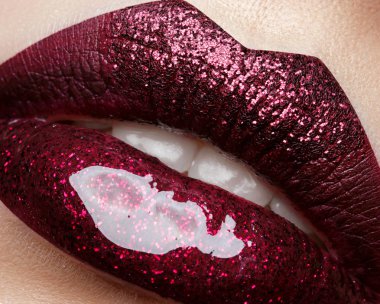 Güzel kadın dudaklarının yakın görüntüsü