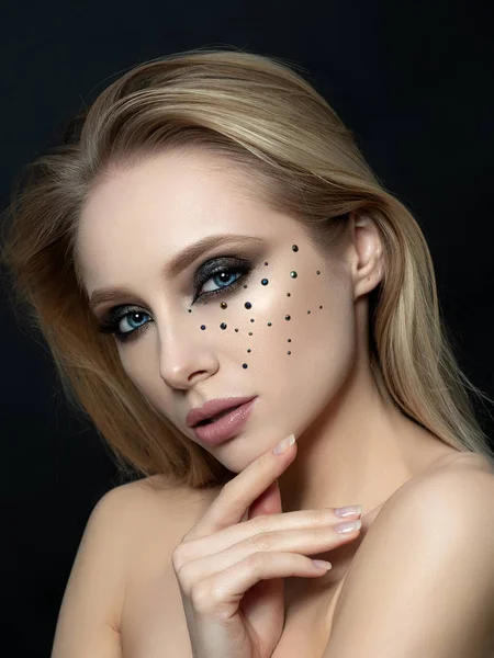 Primer Plano Retrato Belleza Mujer Joven Con Hermoso Maquillaje Moda — Foto de Stock