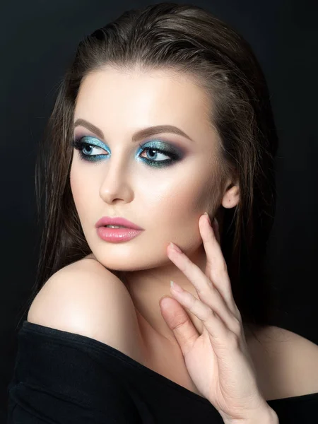 Porträt einer schönen Frau mit modischem Make-up — Stockfoto