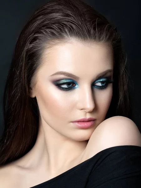 Portrait of beautiful woman with fashion makeup — Stock Photo, Image