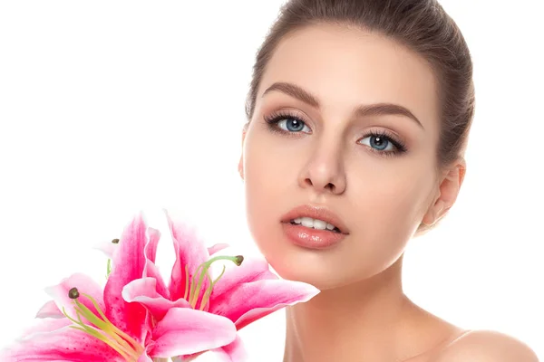 Portret van jonge mooie vrouw met bloemen — Stockfoto