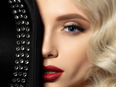 Güzel genç kadın moda makyaj ile portresi