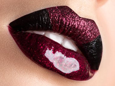 Güzel kadın dudaklarının yakın görüntüsü