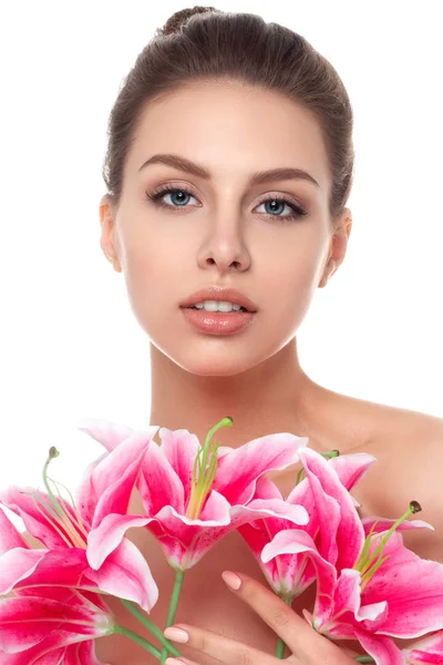 Retrato de jovem mulher bonita com flores — Fotografia de Stock