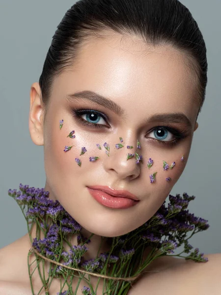 Ritratto di giovane donna con bel trucco — Foto Stock